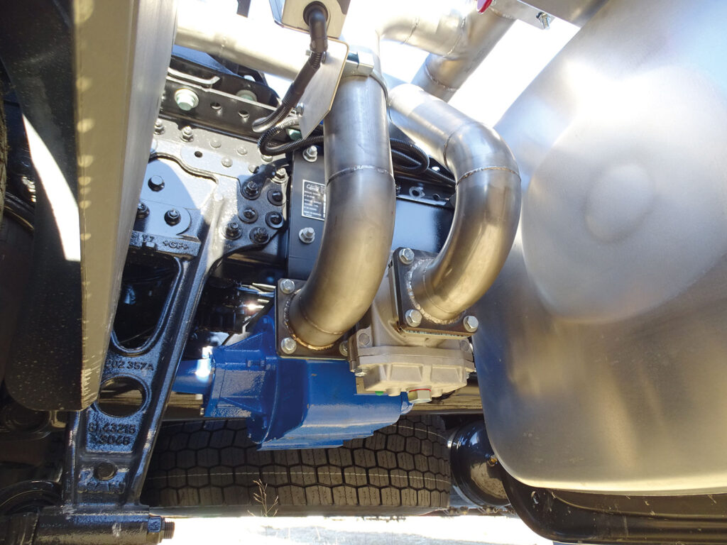 CHEZ-CORNUT-CARROSSERIE-INDUSTRIELLE-EQUIPEMENTS-DEPOTAGE-MONTAGE-POMPE-CC8-65-MOUVEX-MAN