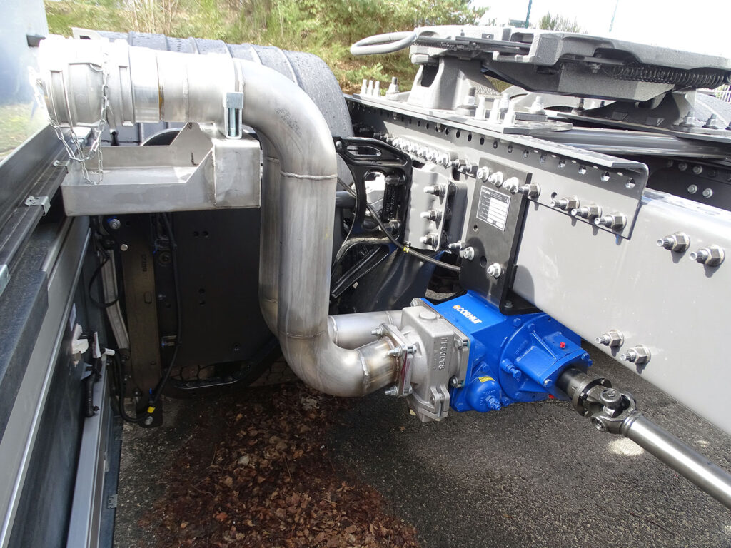 CHEZ-CORNUT-CARROSSERIE-INDUSTRIELLE-EQUIPEMENTS-DEPOTAGE-MONTAGE-POMPE-CC8-65-MOUVEX-RENAULT-TRUCKS