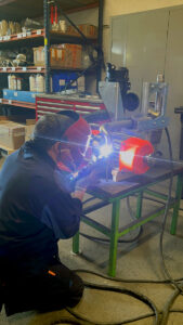 CHEZ-CORNUT-CARROSSERIE-INDUSTRIELLE-EQUIPEMENTS-DEPOTAGE-SOUDURE-TUYAU-COMPRESSEUR