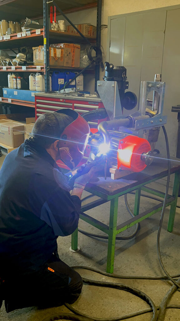 CHEZ-CORNUT-CARROSSERIE-INDUSTRIELLE-EQUIPEMENTS-DEPOTAGE-SOUDURE-TUYAU-COMPRESSEUR