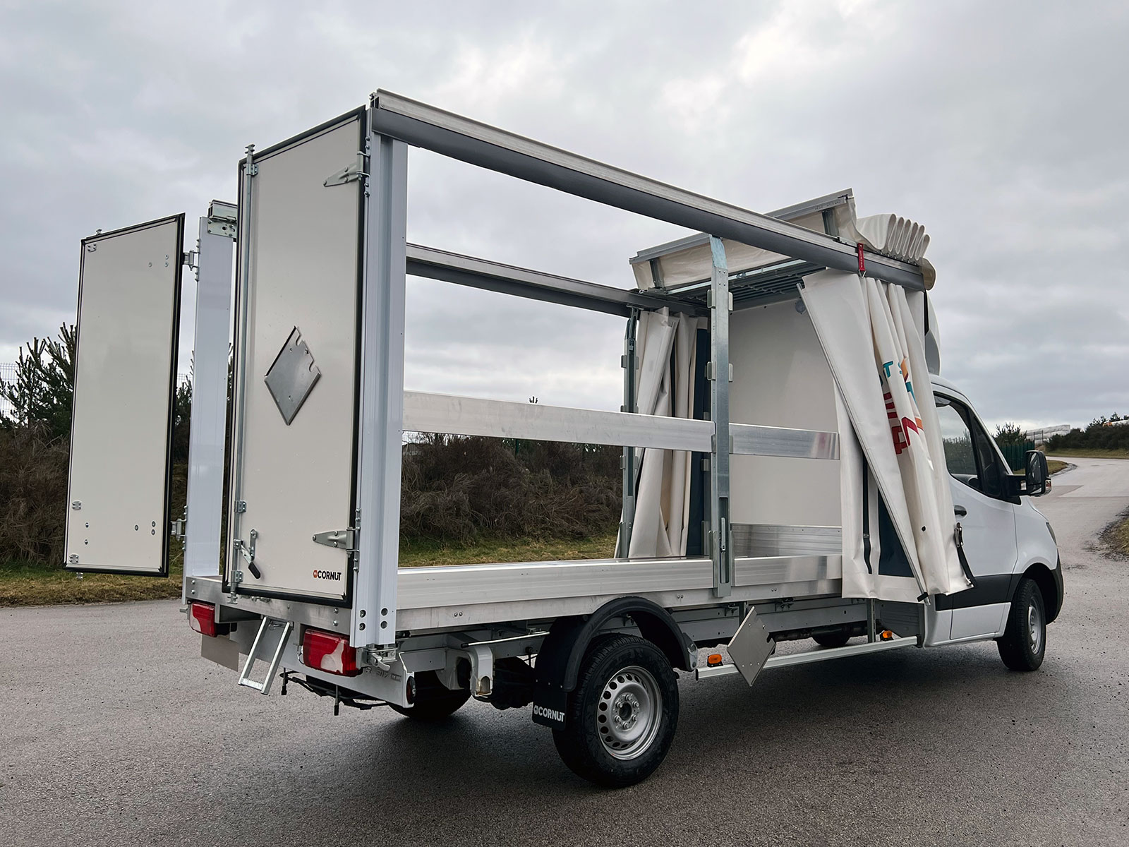 CHEZ-CORNUT-CARROSSERIE-INDUSTRIELLE-MISE-AUX-NORMES-ADR-EXII-fourgon-bache-mercedes-benz-sprinter