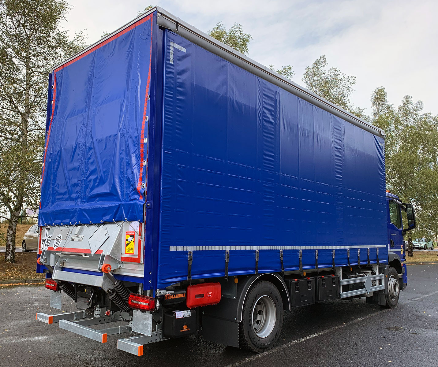 CHEZ-CORNUT-CARROSSERIE-INDUSTRIELLE-MISE-AUX-NORMES-ADR-PLATEAU-HAYON-CAMION