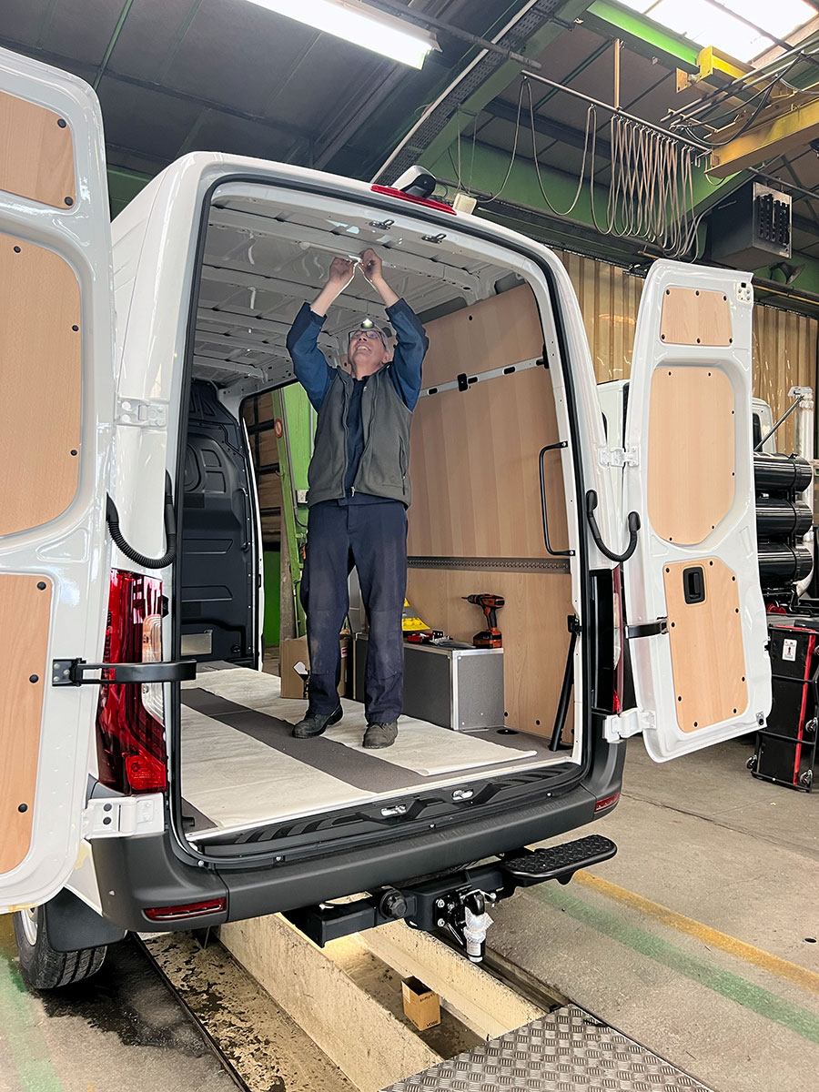 CHEZ-CORNUT-CARROSSERIE-INDUSTRIELLE-MISE-AUX-NORMES-ADR-circuits-electriques-mercedes-benz-sprinter