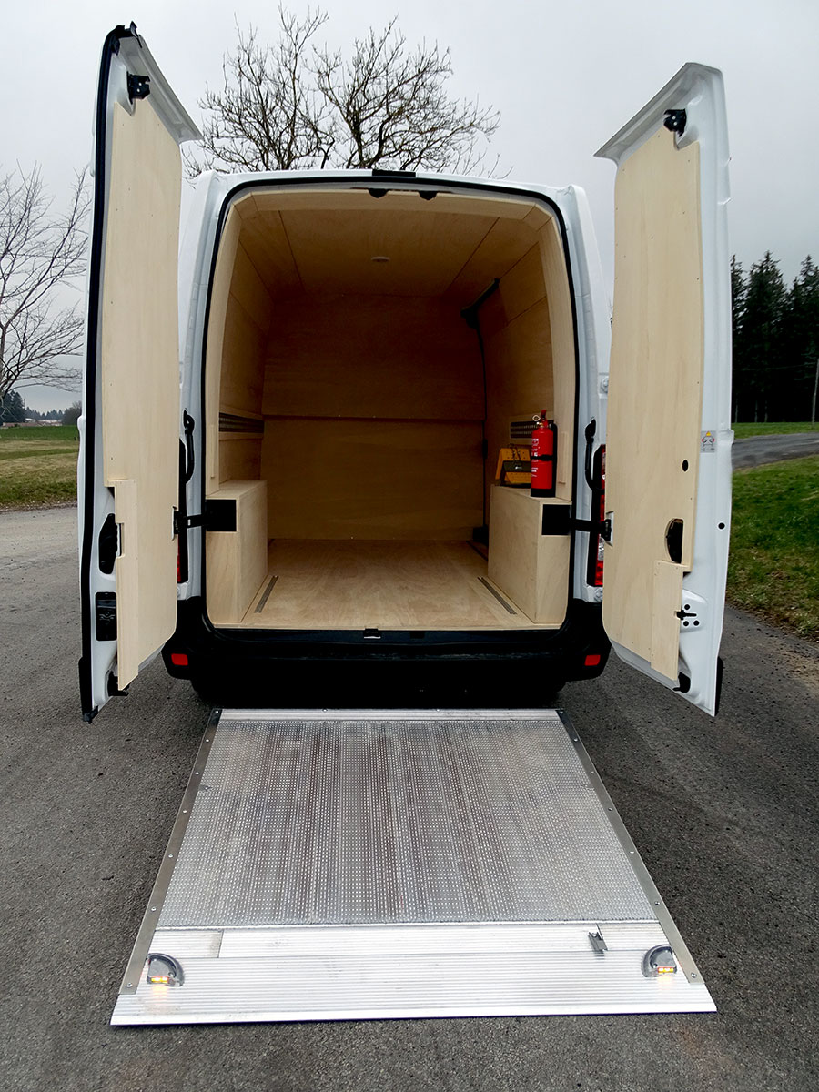 CHEZ-CORNUT-CARROSSERIE-INDUSTRIELLE-MISE-AUX-NORMES-ADR-habillage-bois-HAYON--renault-trucks