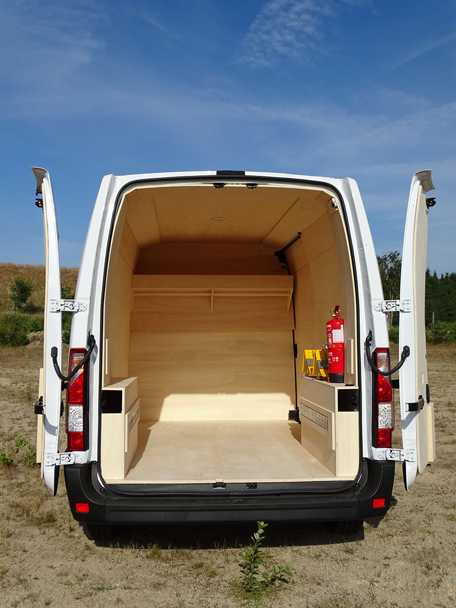 CHEZ-CORNUT-CARROSSERIE-INDUSTRIELLE-MISE-AUX-NORMES-ADR-habillage-interieur-bois-fourgon-renault-master