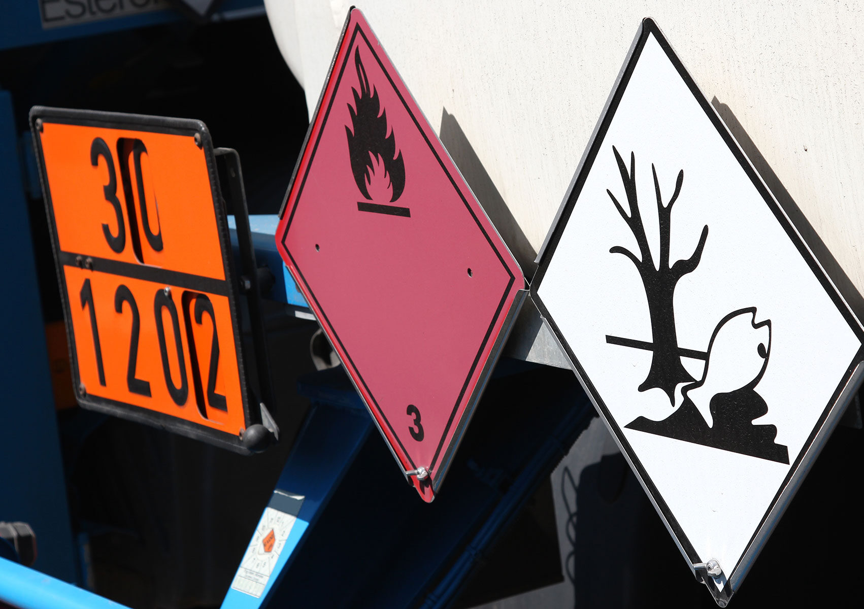 CHEZ-CORNUT-CARROSSERIE-INDUSTRIELLE-MISE-AUX-NORMES-ADR-transport-plaques-matieres-dangereuses