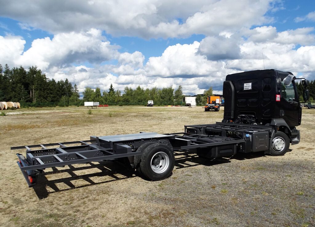 CHEZ-CORNUT-CARROSSERIE-INDUSTRIELLE-MODIFICATION-CHASSIS-ABAISSEMENT-CHASSIS-RENAULT-TRUCKS