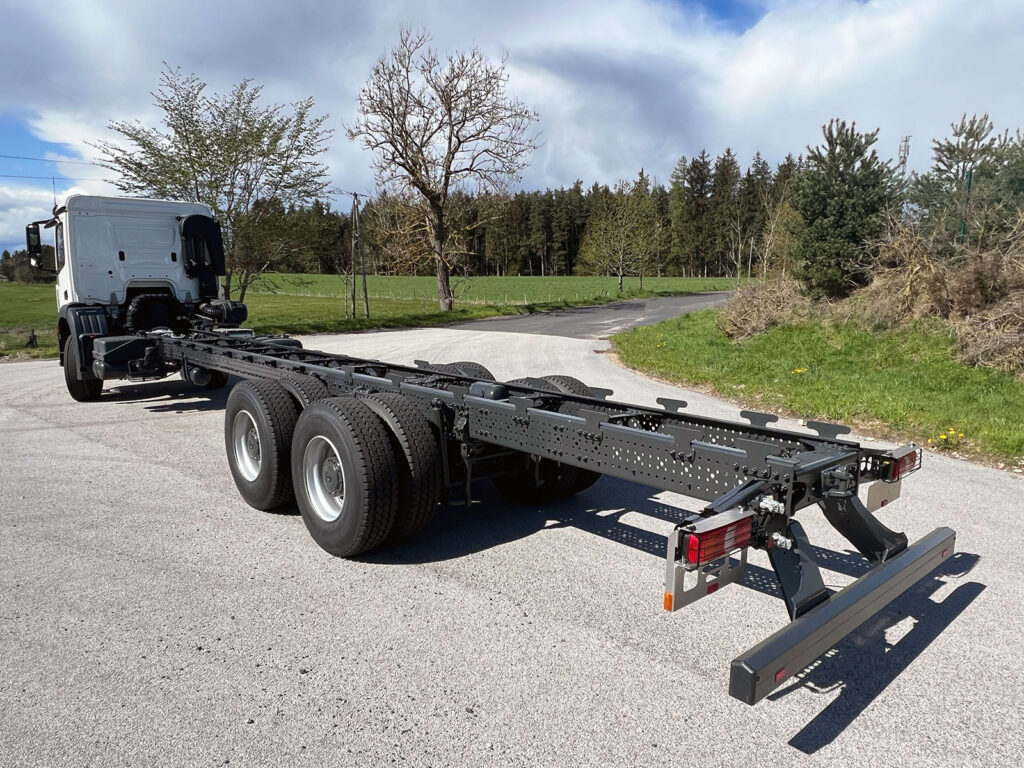 CHEZ-CORNUT-CARROSSERIE-INDUSTRIELLE-MODIFICATION-CHASSIS-ALLONGEMENT-CHASSIS-MERCEDES-BENZ