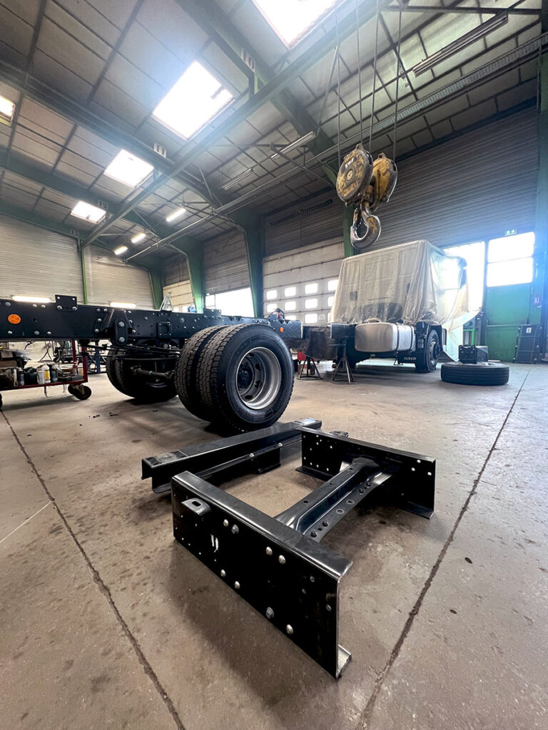 CHEZ-CORNUT-CARROSSERIE-INDUSTRIELLE-MODIFICATION-CHASSIS-RACCOURCISSEMENT-CHASSIS-IVECO