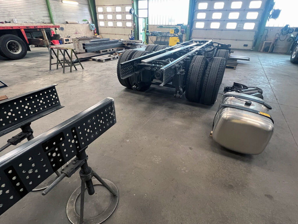 CHEZ-CORNUT-CARROSSERIE-INDUSTRIELLE-MODIFICATION-CHASSIS-RALLONGEMENT-CHASSIS-CHASSIS-COUPE-MERCEDES-BENZ
