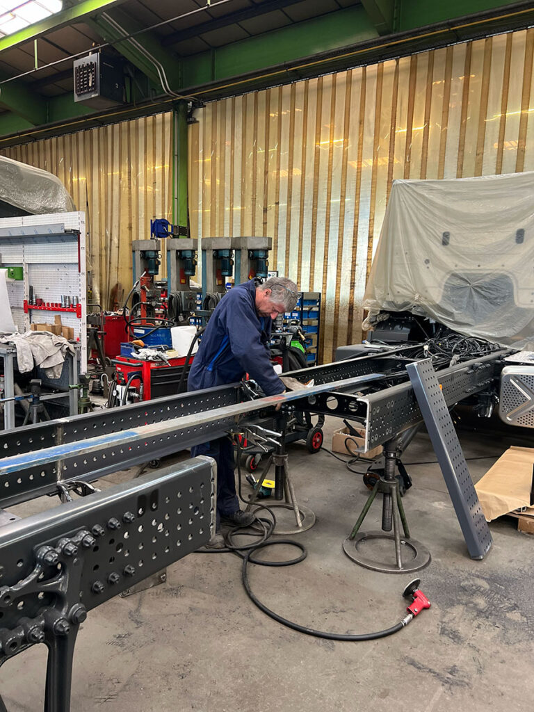 CHEZ-CORNUT-CARROSSERIE-INDUSTRIELLE-MODIFICATION-CHASSIS-RALLONGEMENT-CHASSIS-MERCEDES-BENZ