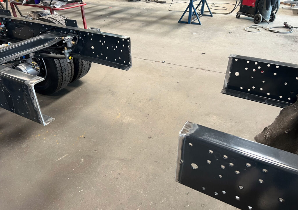CHEZ-CORNUT-CARROSSERIE-INDUSTRIELLE-RACOURCISSEMENT-CHASSIS-COUPE-IVECO