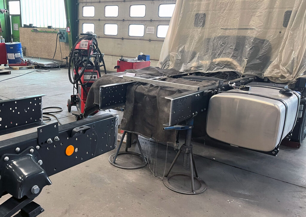 CHEZ-CORNUT-CARROSSERIE-INDUSTRIELLE-RACOURCISSEMENT-CHASSIS-IVECO