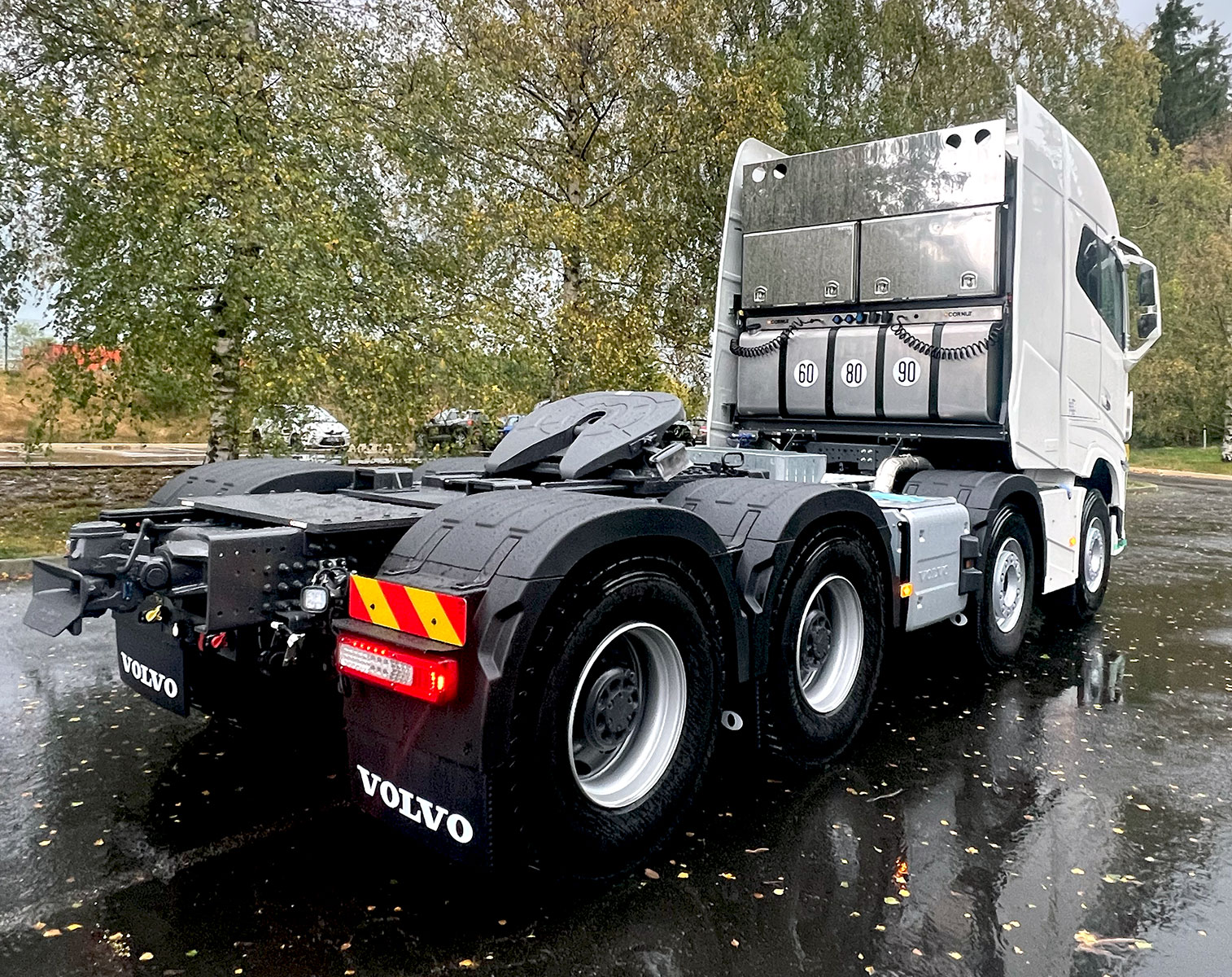 CHEZ-CORNUT-CARROSSERIE-INDUSTRIELLE-TRANSPORT-EXCEPTIONNEL-AMENAGEMENT-COFFRES-ARRIERE-CABINE-DEFLECTEURS-VOLVO-FH16