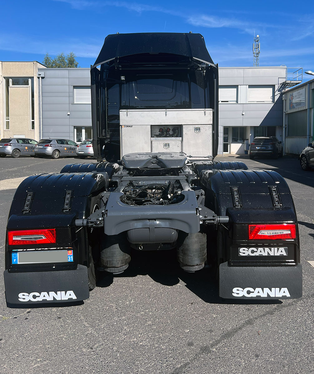 CHEZ-CORNUT-CARROSSERIE-INDUSTRIELLE-TRANSPORT-EXCEPTIONNEL-AMENAGEMENT-COFFRES-ARRIERE-CABINE-SCANIA