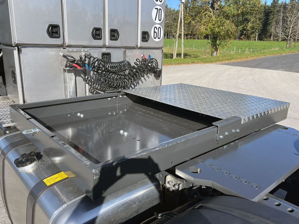 CHEZ-CORNUT-CARROSSERIE-INDUSTRIELLE-TRANSPORT-EXCEPTIONNEL-AMENAGEMENT-COFFRES-MERCEDES-BENZ-AROCS