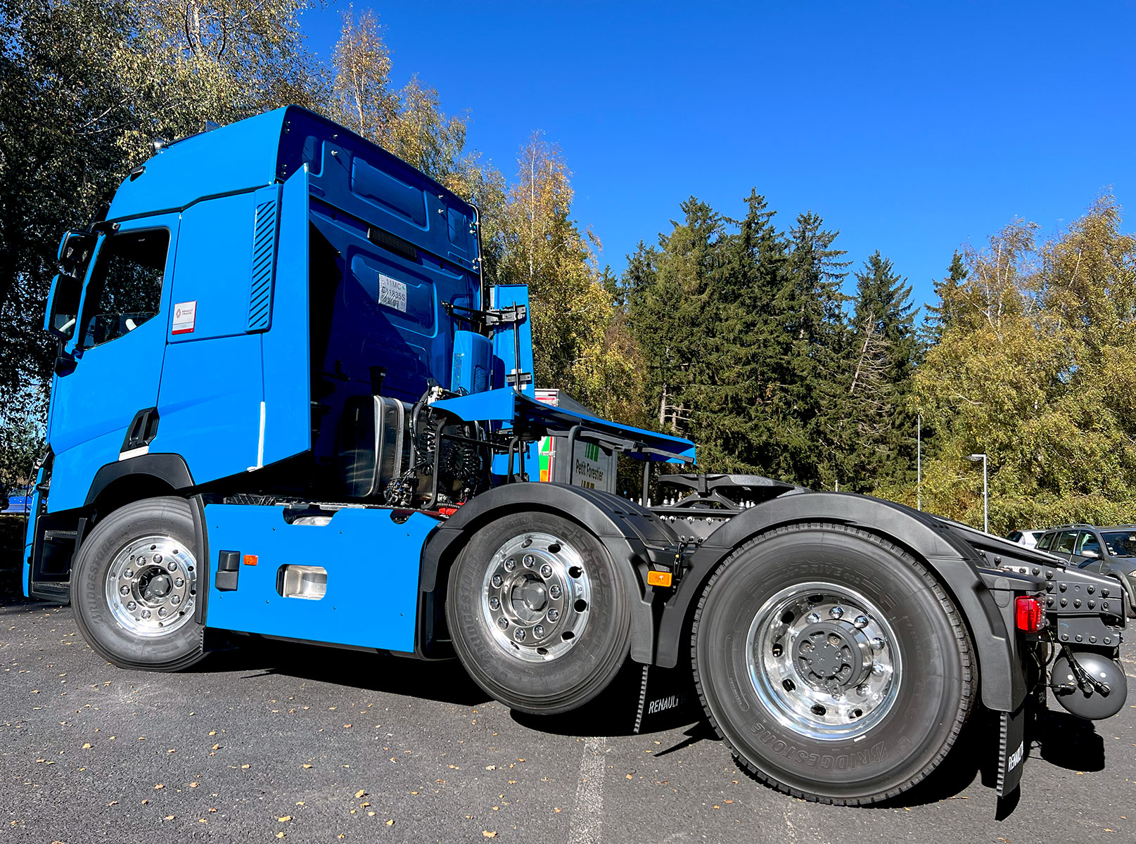 CHEZ-CORNUT-CARROSSERIE-INDUSTRIELLE-TRANSPORT-EXCEPTIONNEL-AMENAGEMENT-DEFLECTEURS-JUPES-RENAULT-TRUCKS