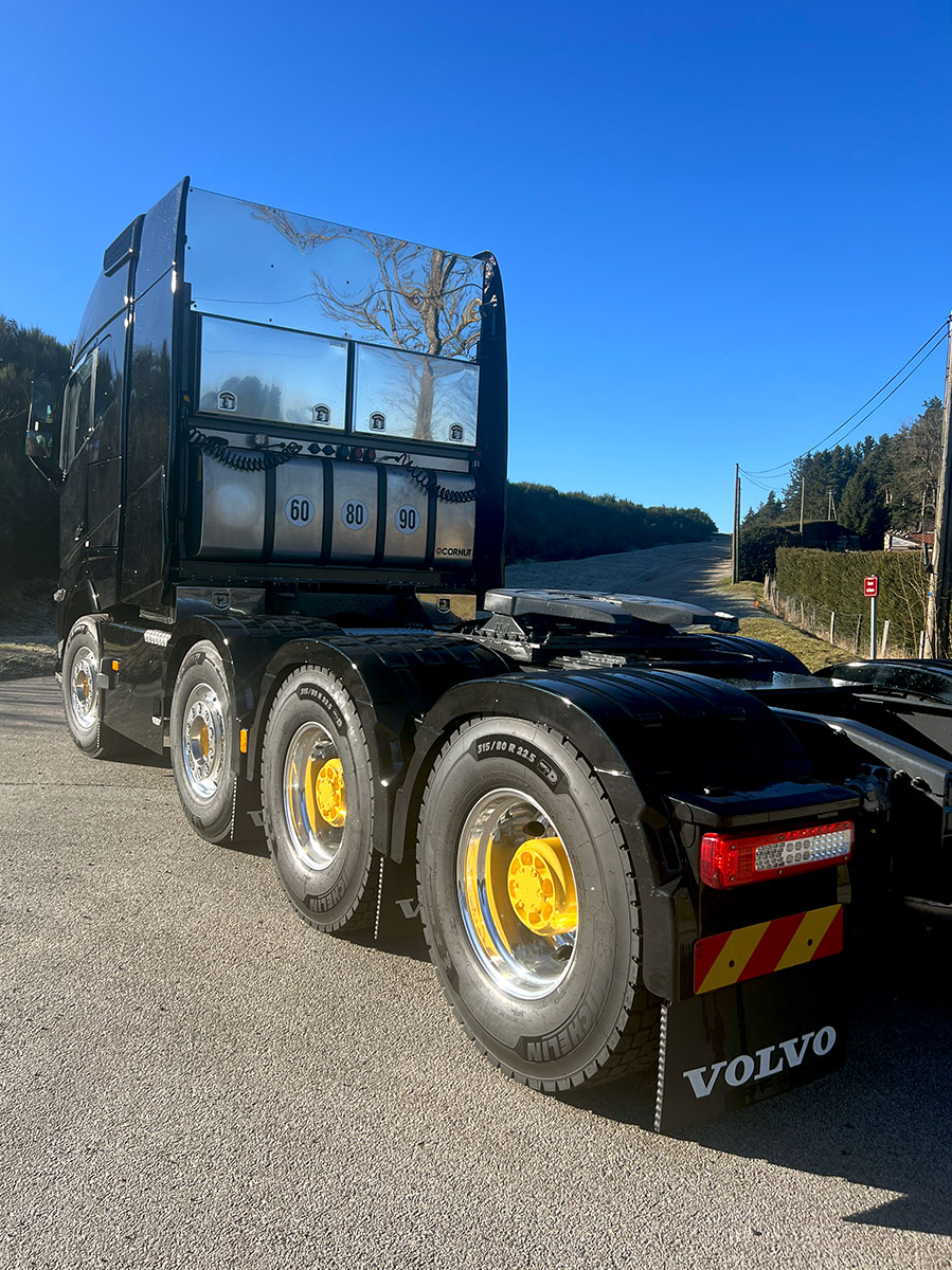CHEZ-CORNUT-CARROSSERIE-INDUSTRIELLE-TRANSPORT-EXCEPTIONNEL-AMENAGEMENT-DEFLECTEURS-PLAQUE-RENFORT-SOUS-EVHD-VOLVO-FH