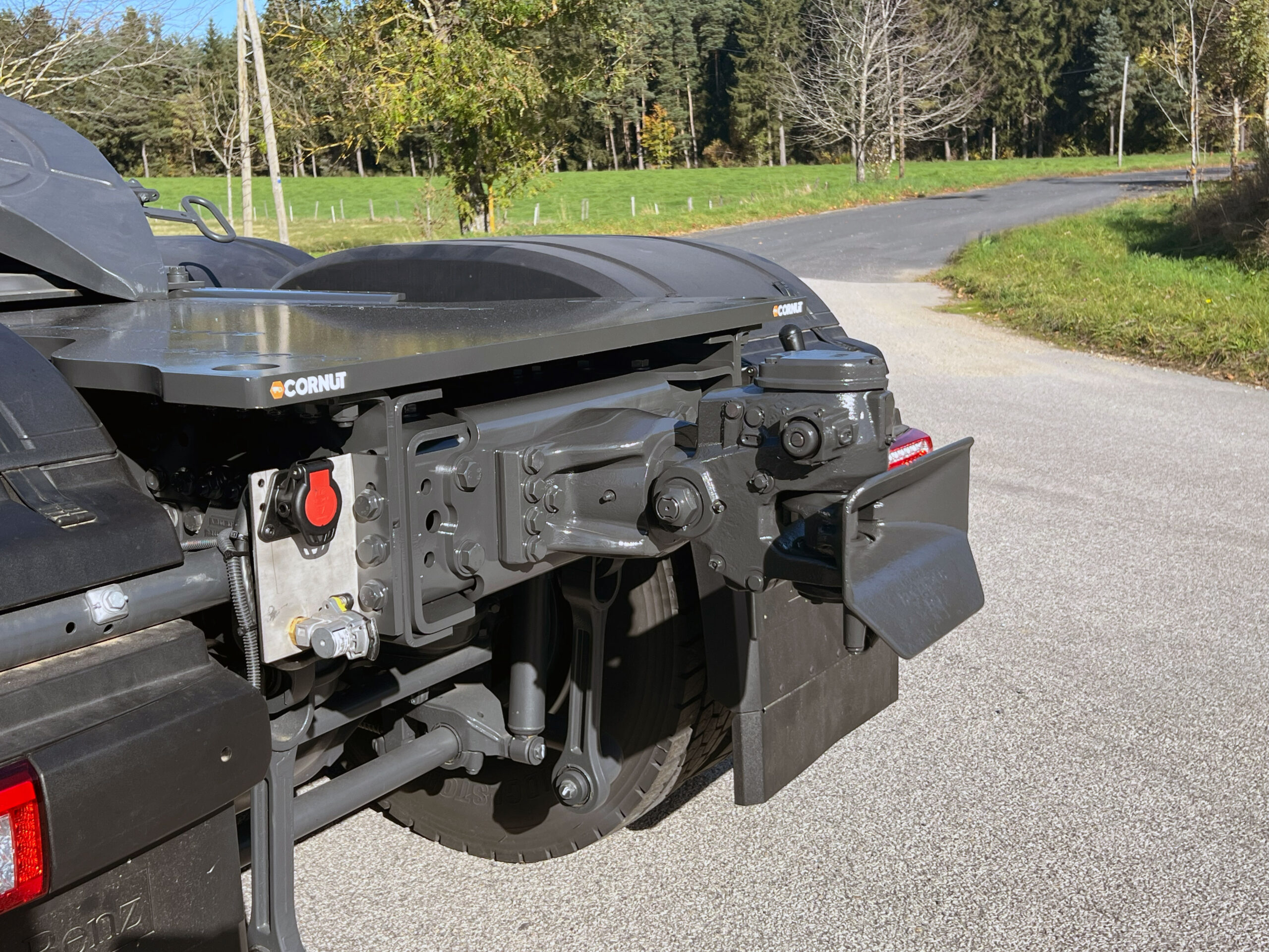 CHEZ-CORNUT-CARROSSERIE-INDUSTRIELLE-TRANSPORT-EXCEPTIONNEL-CROCHET-REMORQUAGE-MERCEDES-BENZ-AROCS