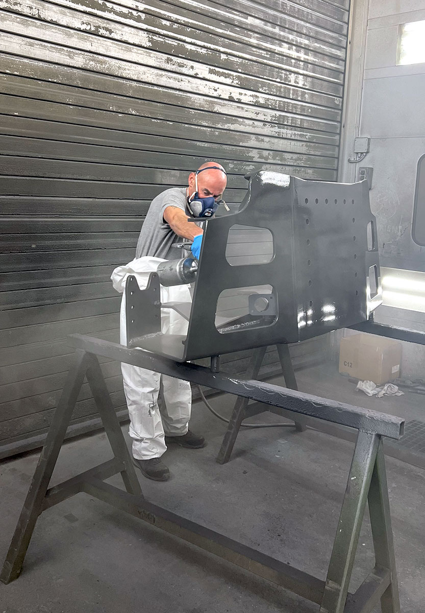 CHEZ-CORNUT-CARROSSERIE-INDUSTRIELLE-TRANSPORT-EXCEPTIONNEL-PEINTURE-PLAQUE-POUSSEE-AVANT