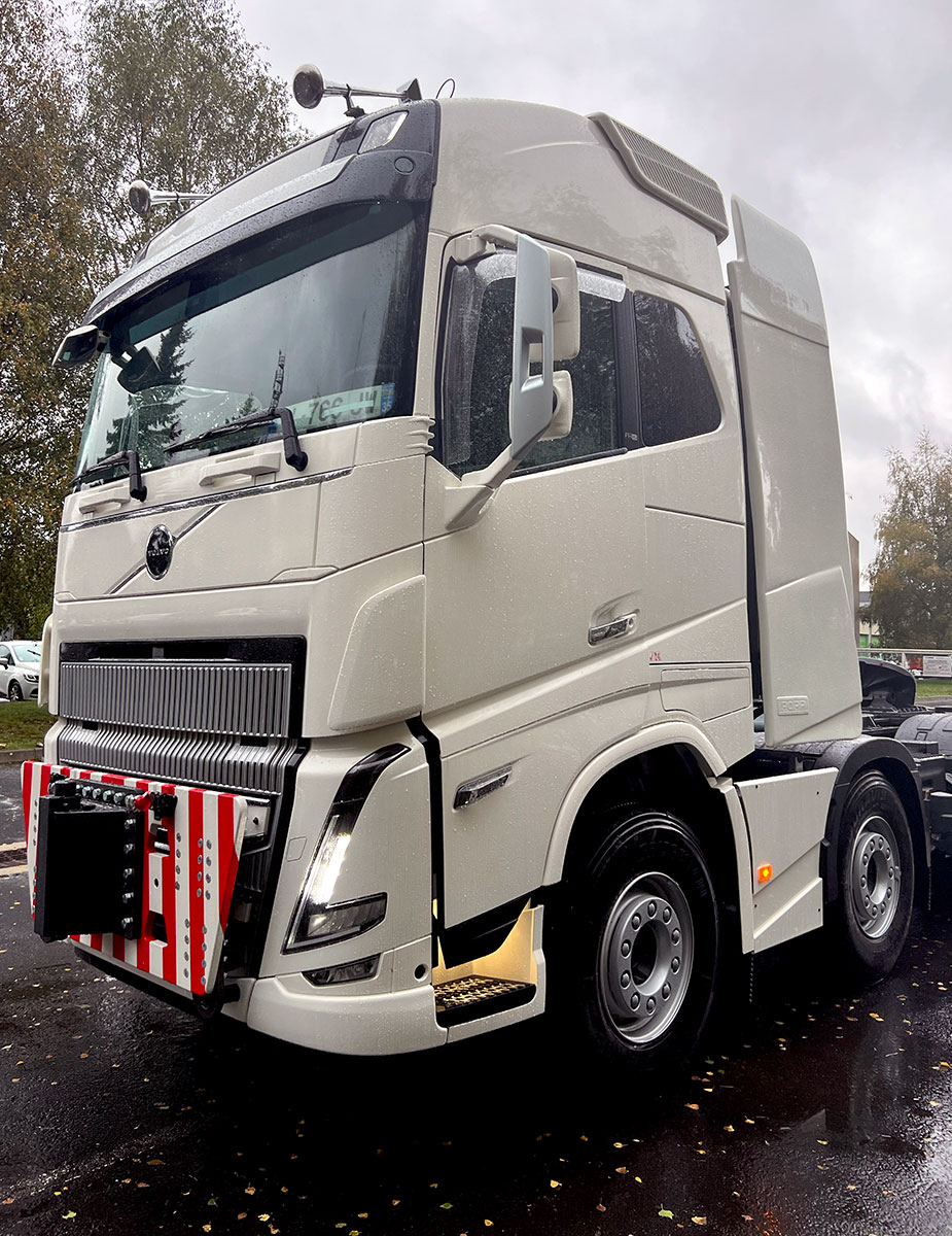 CHEZ-CORNUT-CARROSSERIE-INDUSTRIELLE-TRANSPORT-EXCEPTIONNEL-PLAQUE-AVANT-POUSSEE-DEFLECTEUR-VOLVO-FH