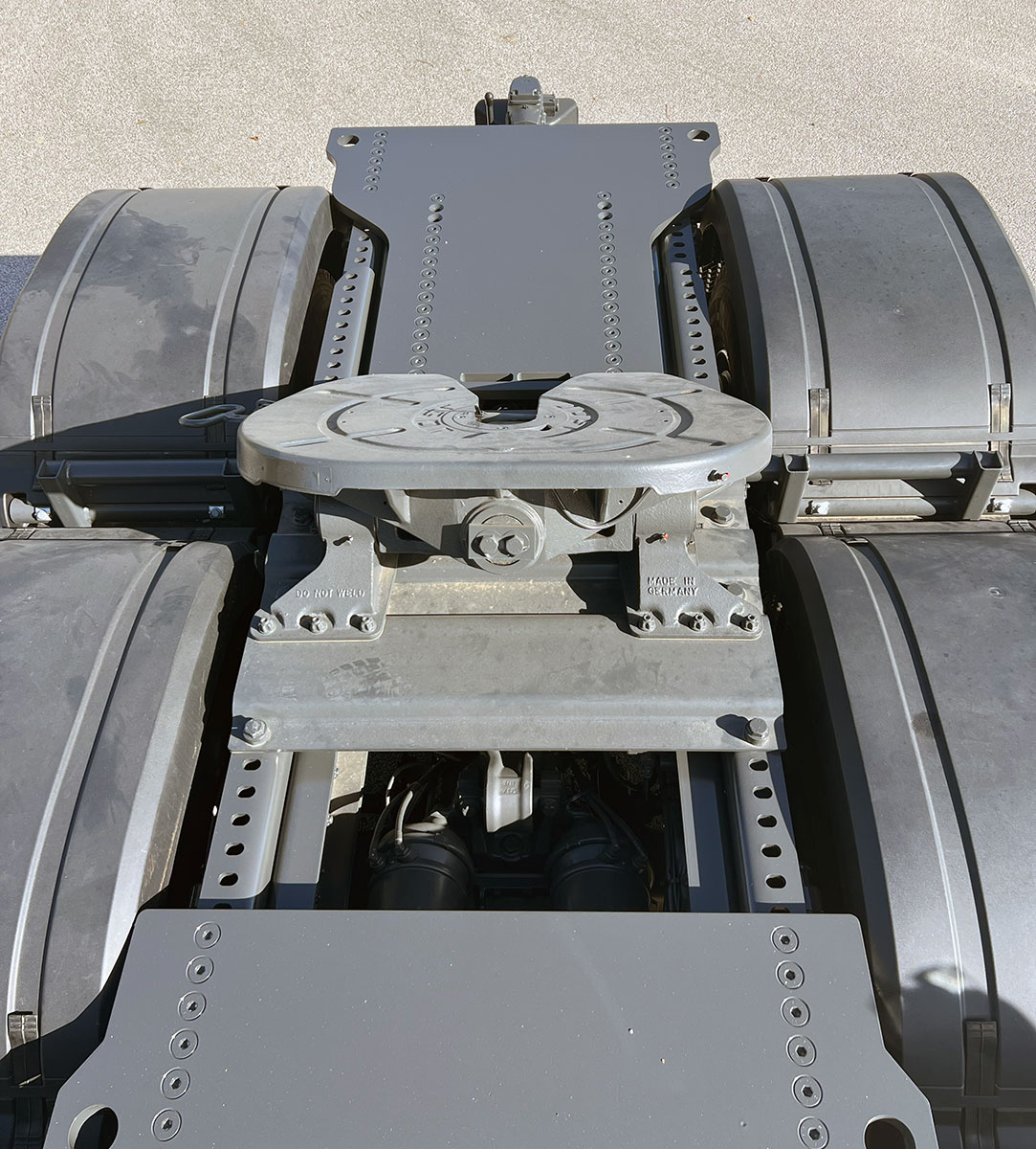 CHEZ-CORNUT-CARROSSERIE-INDUSTRIELLE-TRANSPORT-EXCEPTIONNEL-PLAQUE-RENFORT-SOUS-EVHD-MERCEDES-BENZ-AROCS