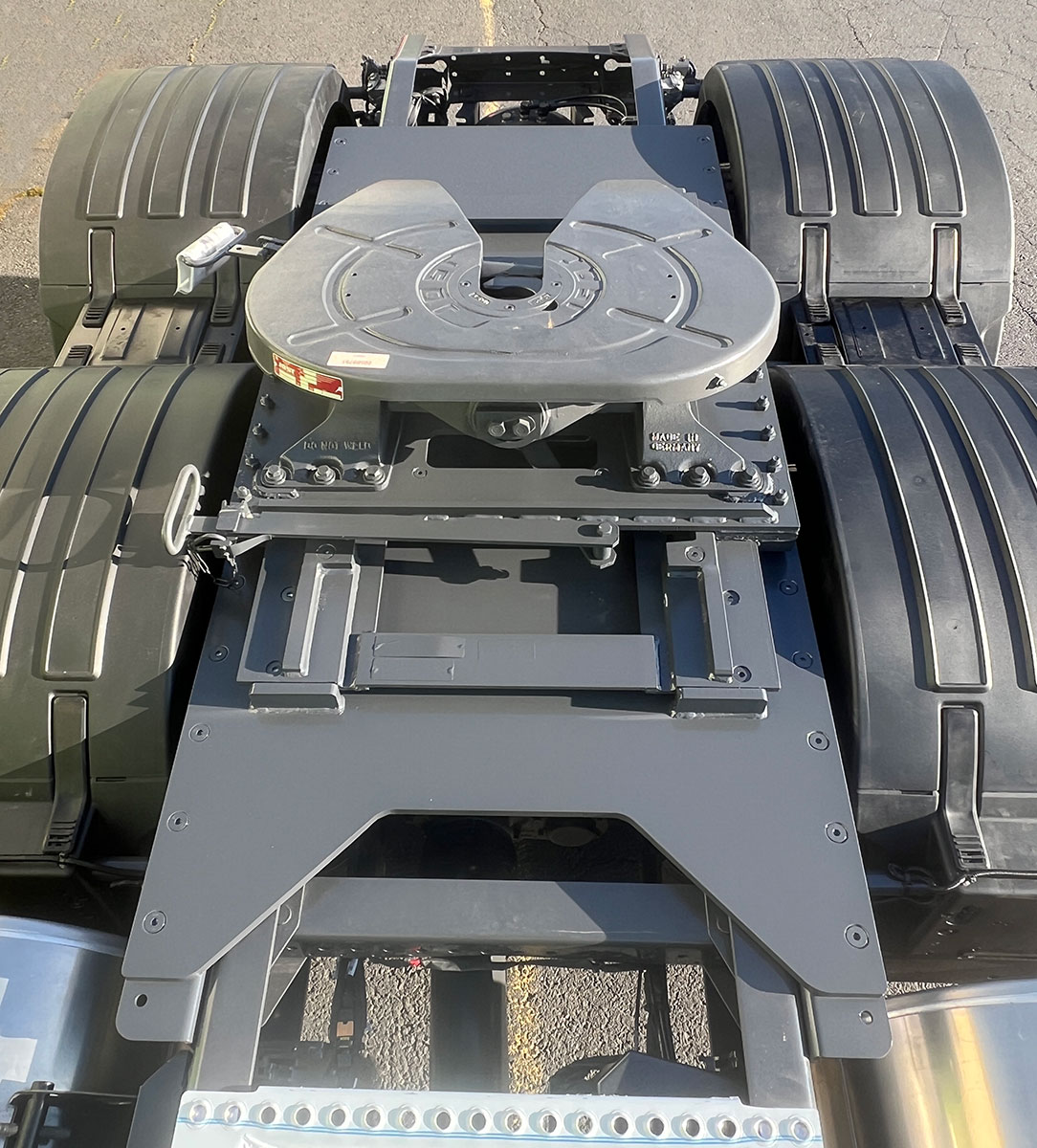 CHEZ-CORNUT-CARROSSERIE-INDUSTRIELLE-TRANSPORT-EXCEPTIONNEL-PLAQUE-RENFORT-SOUS-EVHD-VOLVO-FH16