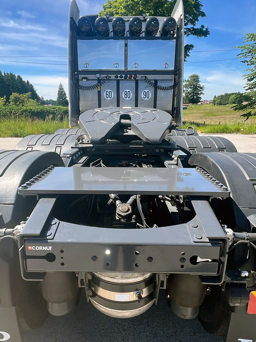 CHEZ-CORNUT-CARROSSERIE-INDUSTRIELLE-TRANSPORT-EXCEPTIONNEL-PLAQUE-RENFORT-bouteilles-de-gaz-déflecteurs-VOLVO-FH16