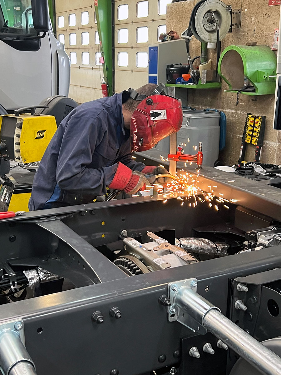CHEZ-CORNUT-CARROSSERIE-INDUSTRIELLE-TRANSPORT-EXCEPTIONNEL-SOUDURE-CHASSIS