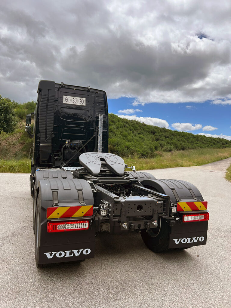 CHEZ-CORNUT-CARROSSERIE-INDUSTRIELLE-TRANSPORT-EXCEPTIONNEL-TRAVERSE-ARRIERE-VOLVO
