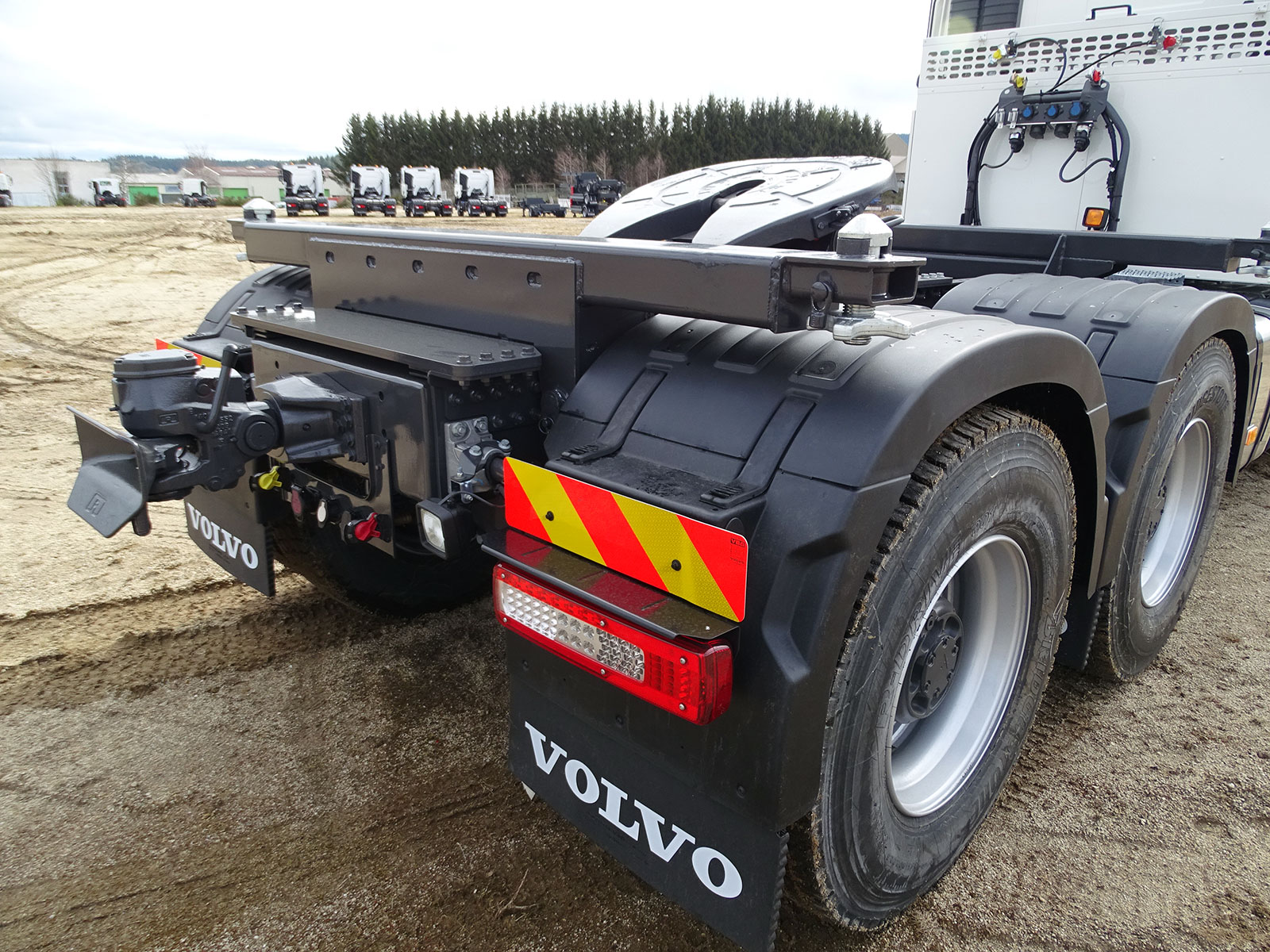 CHEZ-CORNUT-CARROSSERIE-INDUSTRIELLE-TRANSPORT-EXCEPTIONNEL-TWIST-LOCKS-VOLVO