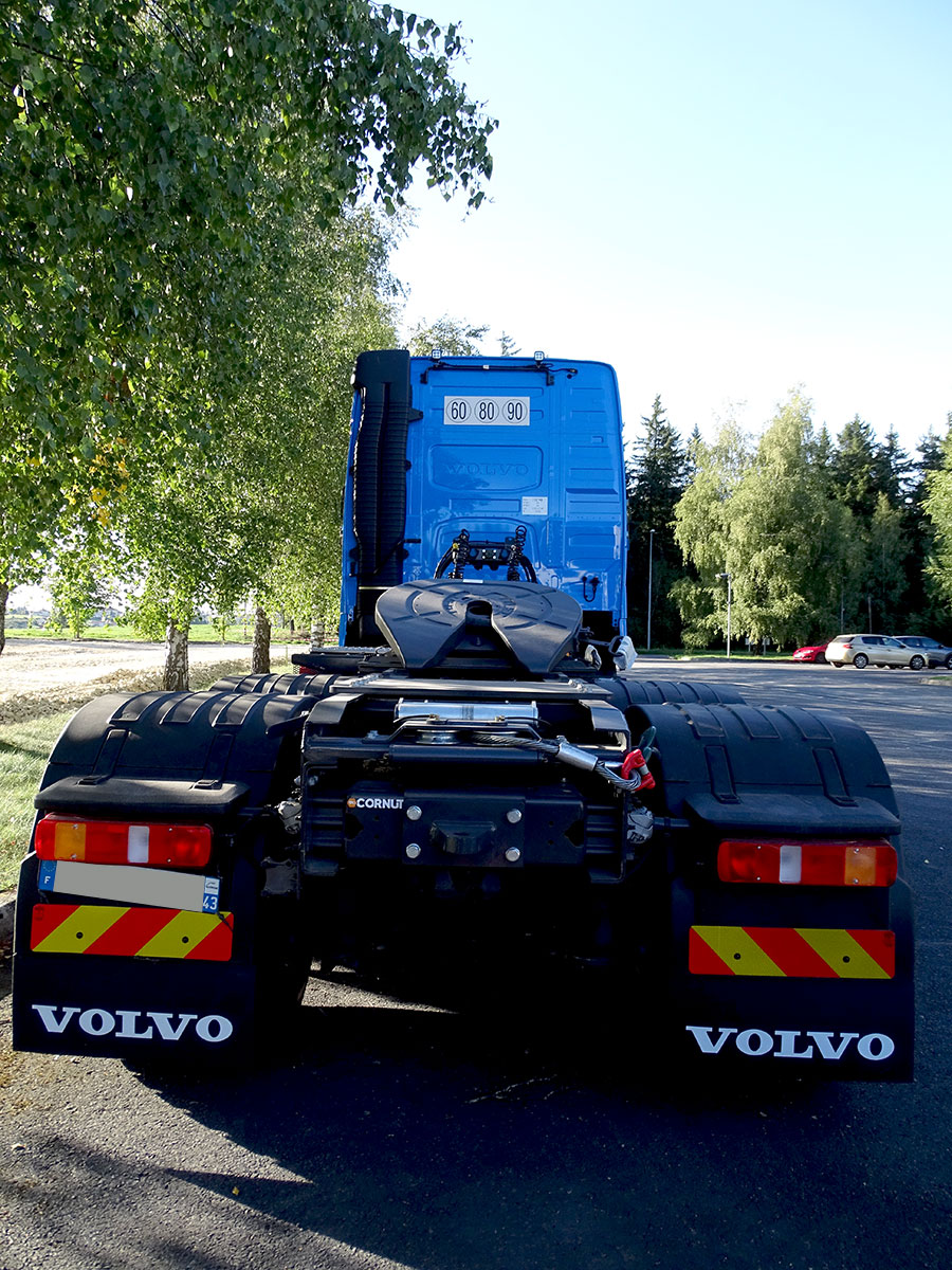 CHEZ-CORNUT-CARROSSERIE-INDUSTRIELLE-TRANSPORT-EXCEPTIONNEL-Treuil-VOLVO