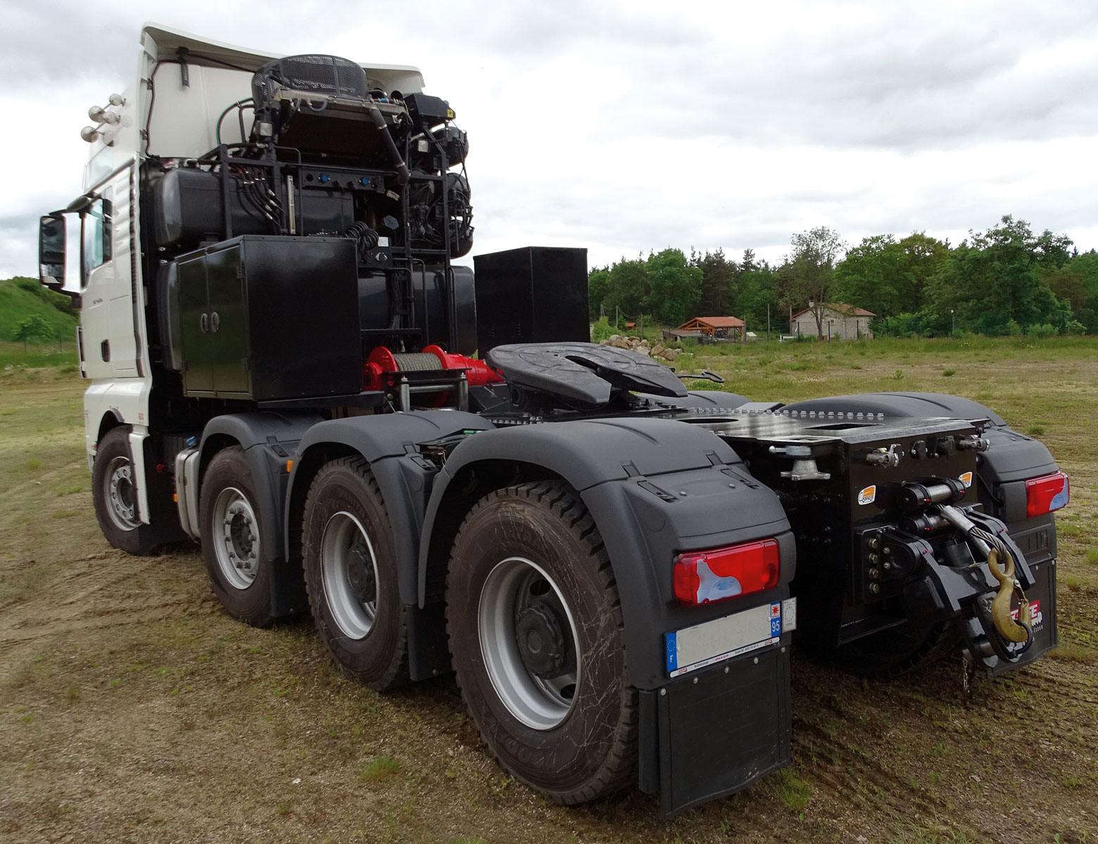 CHEZ-CORNUT-CARROSSERIE-INDUSTRIELLE-TRANSPORT-EXCEPTIONNEL-Treuil-man