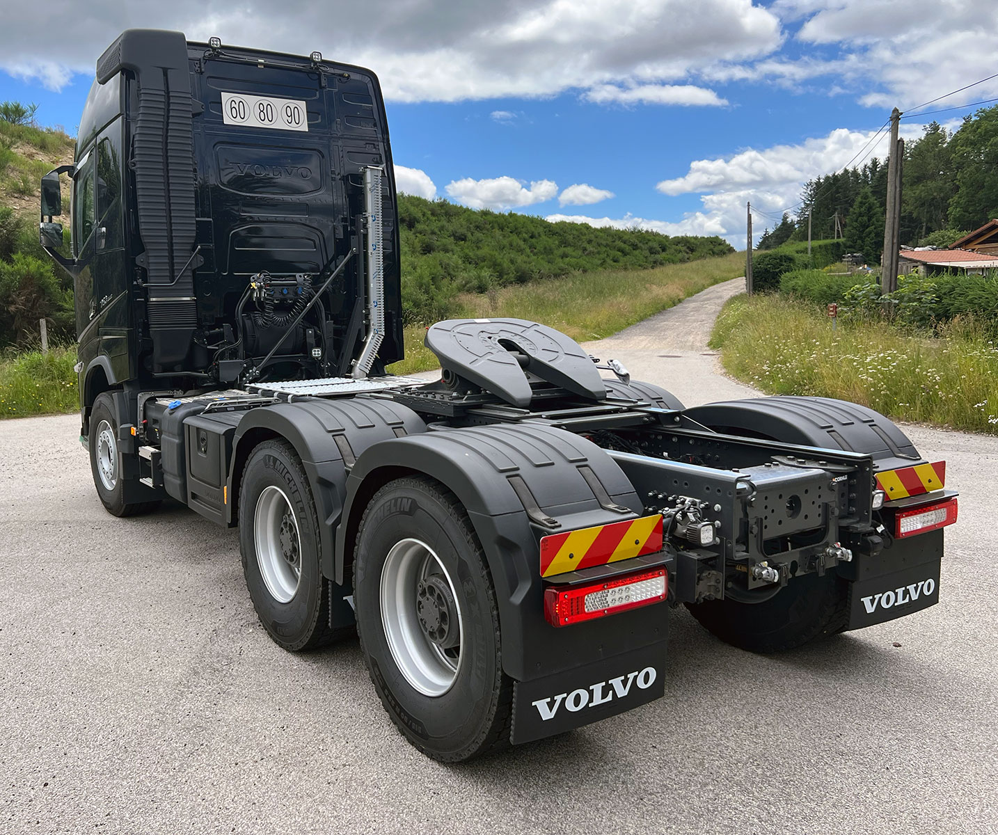 CHEZ-CORNUT-CARROSSERIE-INDUSTRIELLE-TRANSPORT-EXCEPTIONNEL-VOLVO