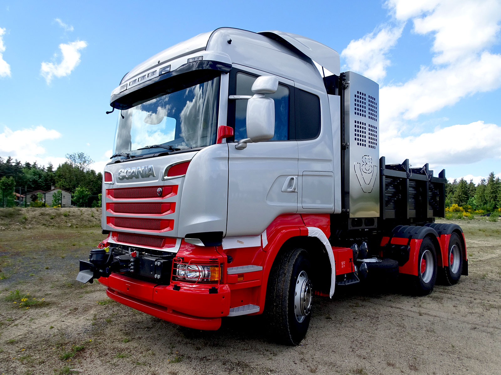 CHEZ-CORNUT-CARROSSERIE-INDUSTRIELLE-TRANSPORT-EXCEPTIONNEL-crochet-remorquage-avant-FAUX-CHASSIS-TWIST-LOCKS-SCANIA