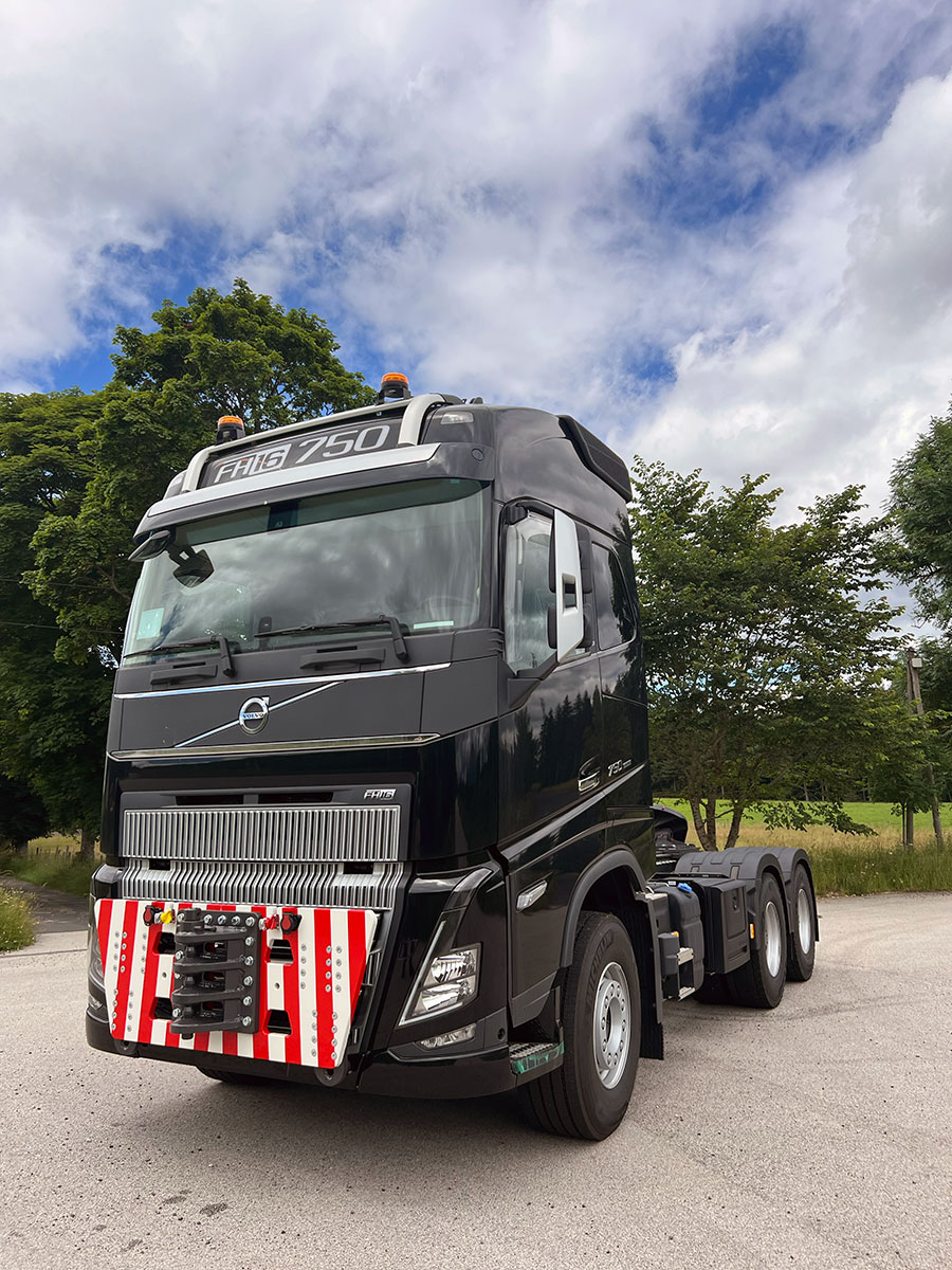 CHEZ-CORNUT-CARROSSERIE-INDUSTRIELLE-TRANSPORT-EXCEPTIONNEL-plaque-de-poussee-avant-VOLVO