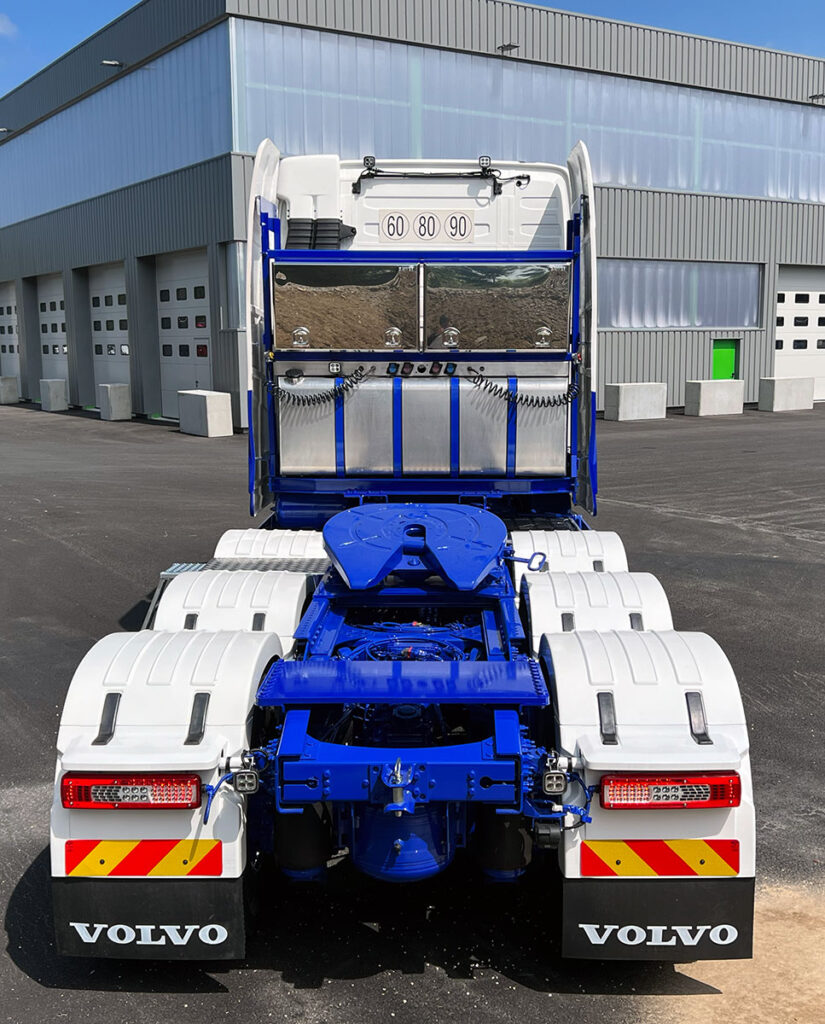CHEZ-CORNUT-CARROSSERIE-INDUSTRIELLE-TRANSPORT-EXCEPTIONNEL-transformation-camion-PEINTURE-PERSONNALISEE