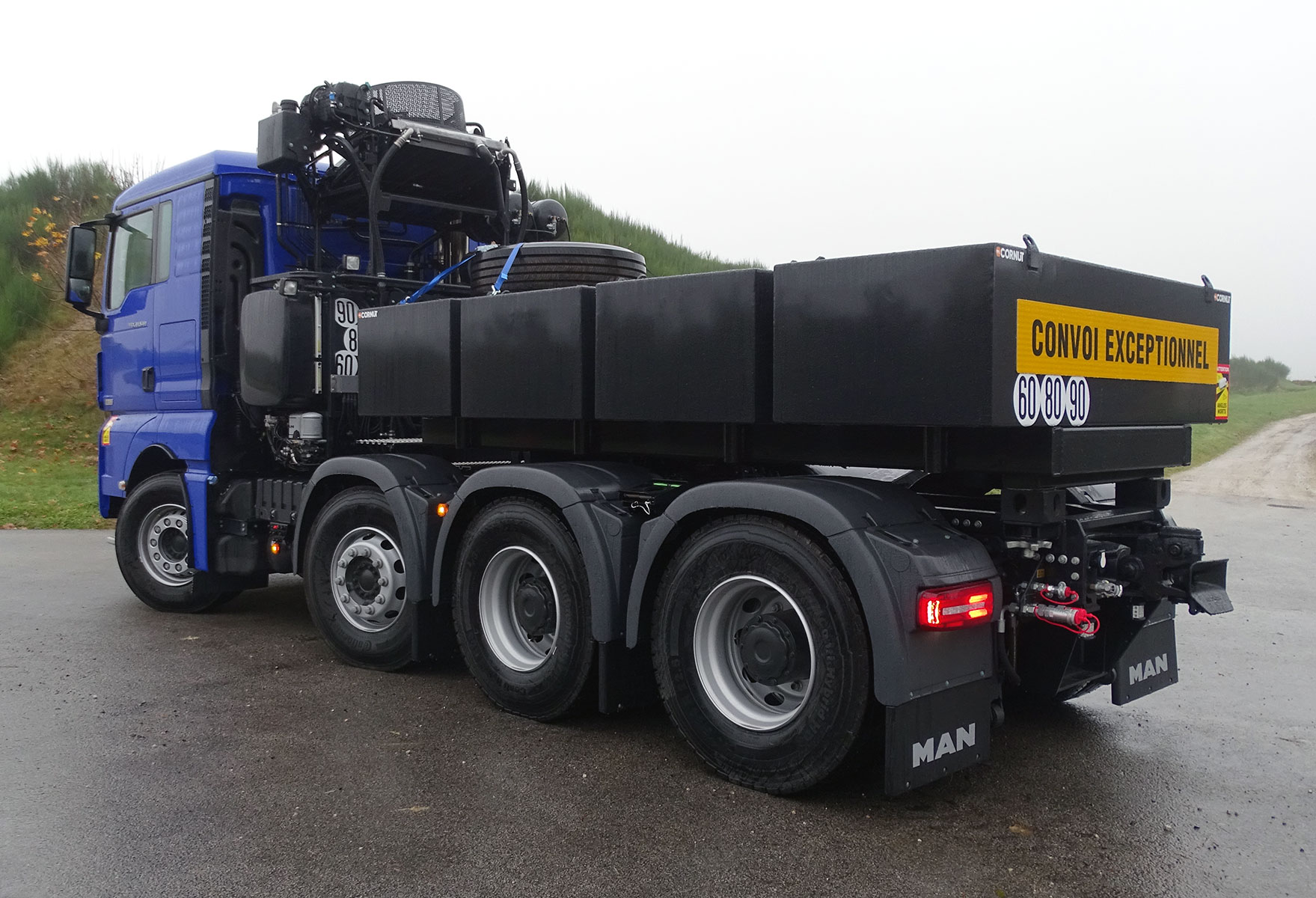 CHEZ-CORNUT-CARROSSERIE-INDUSTRIELLE-TRANSPORT-EXCEPTIONNEL-twisT-locks-cadre-amoVIBLE-lest-et-gueuse-MAN