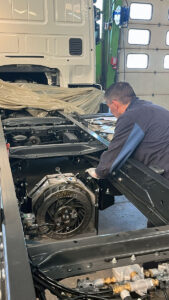 CHEZ-CORNUT-CARROSSERIE-INDUSTRIELLE-travaux-adaptation-equipement-technique-ralentisseur-electrique-telma-iveco