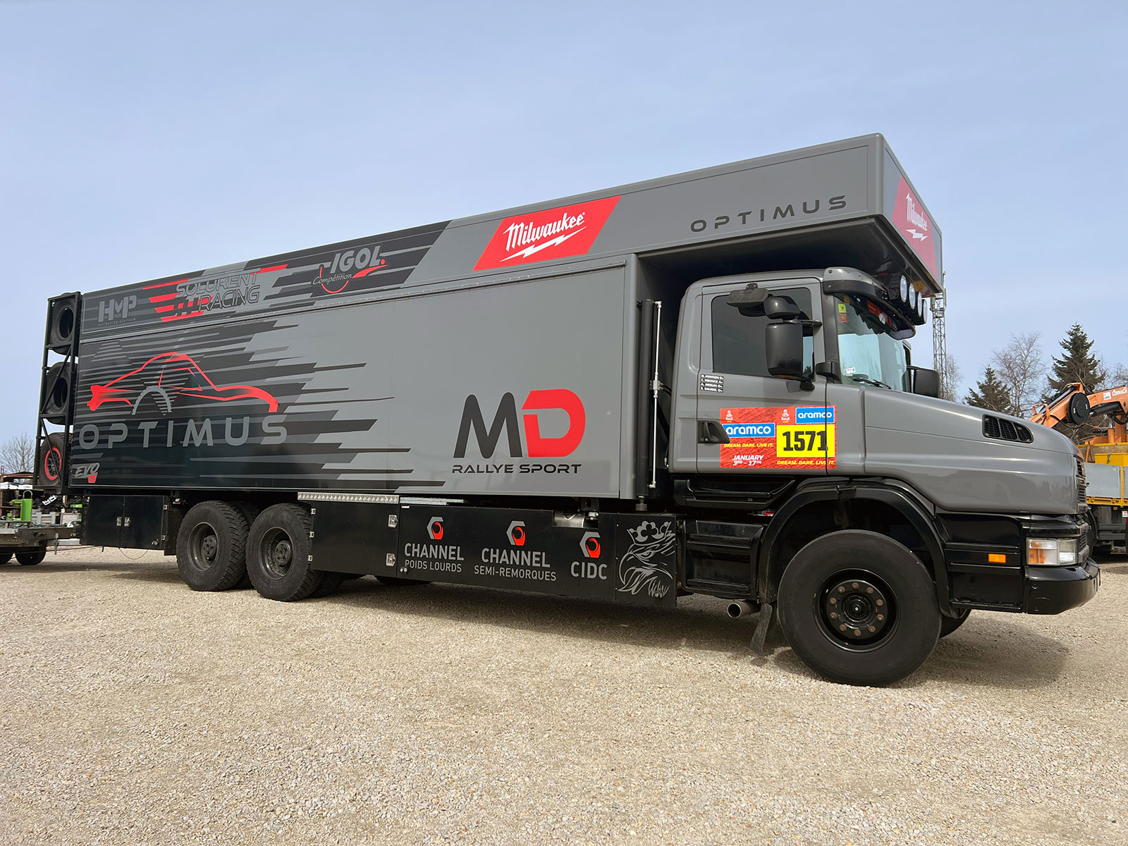 CHEZ-CORNUT-CARROSSERIE-INDUSTRIELLE-travaux-adaptation-equipement-technique-ralentisseur-telma-camion-course-dakar