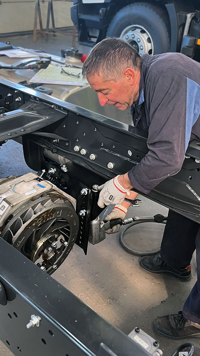 CHEZ-CORNUT-CARROSSERIE-INDUSTRIELLE-travaux-adaptation-equipement-technique-ralentisseur-telma-iveco