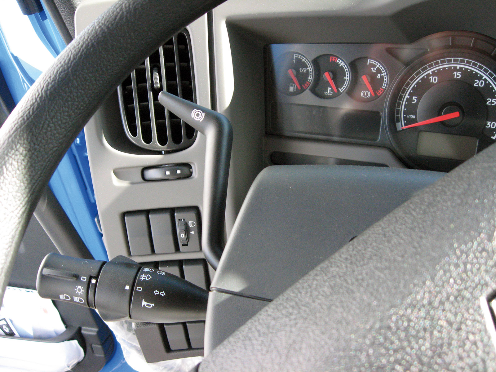 CHEZ-CORNUT-CARROSSERIE-INDUSTRIELLE-travaux-adaptation-equipement-technique-ralentisseur-telma-manette-volant