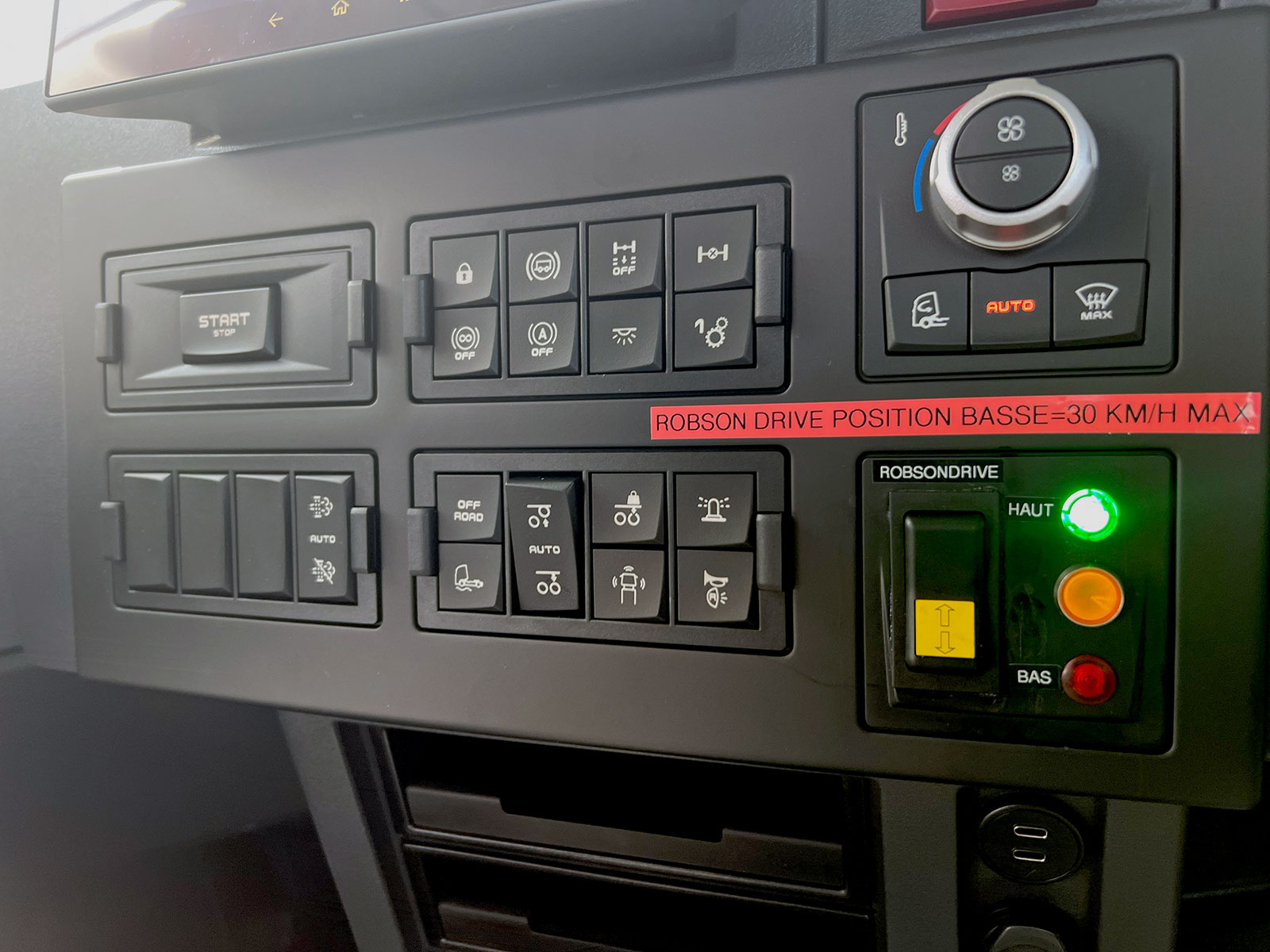 CHEZ-CORNUT-CARROSSERIE-INDUSTRIELLE-travaux-adaptation-equipement-technique-systeme-robson-drive-commande-cabine