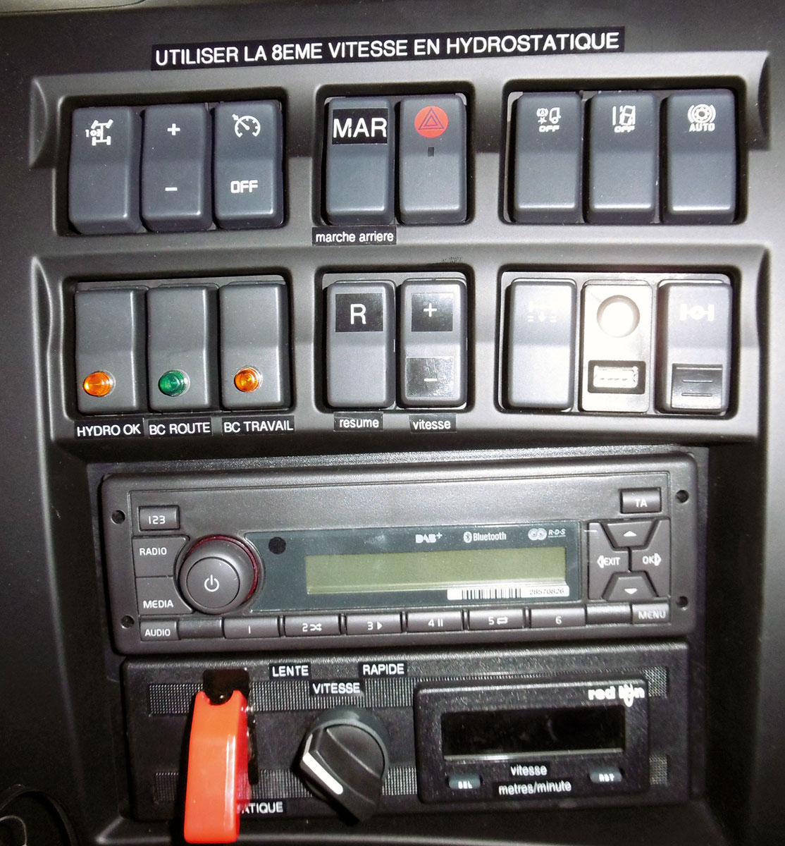 CHEZ-CORNUT-CARROSSERIE-INDUSTRIELLE-travaux-adaptation-vehicule-lent-avanvcement-hydrostatique-commandes-interieur-cabine