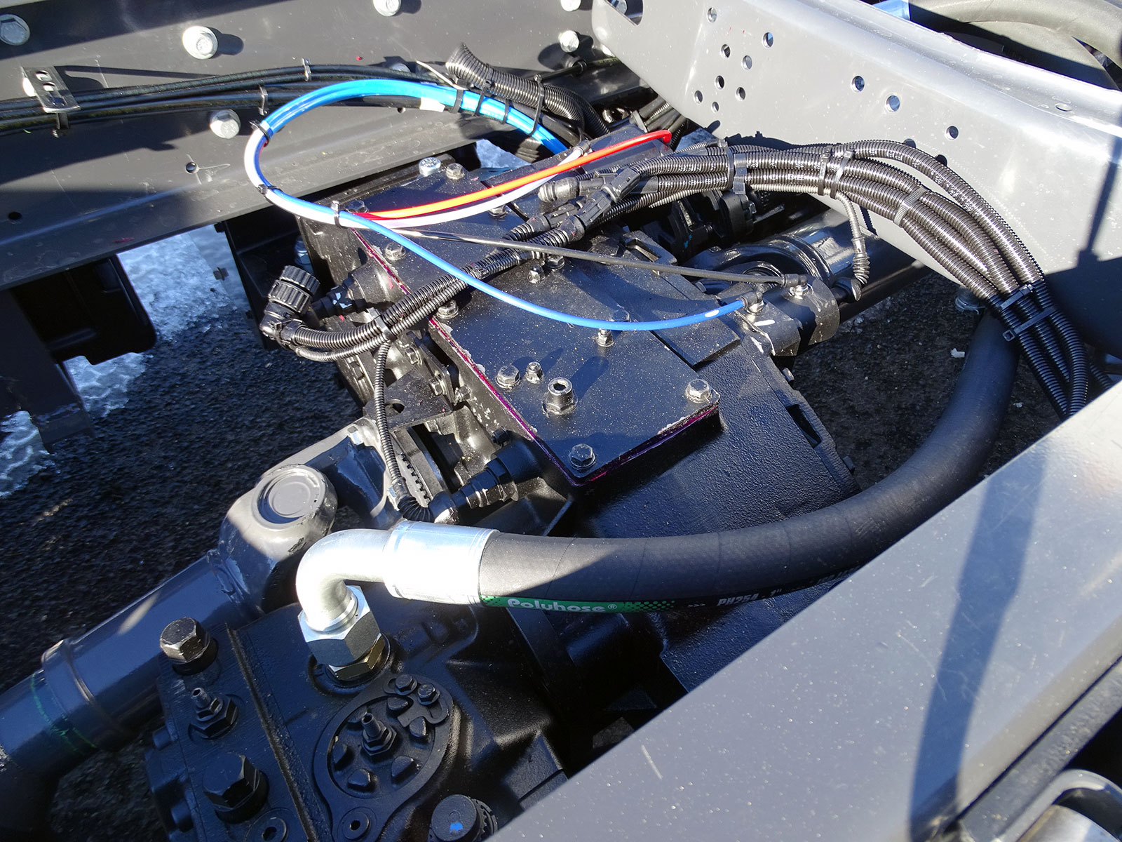 CHEZ-CORNUT-CARROSSERIE-INDUSTRIELLE-travaux-adaptation-vehicule-lent-avanvcement-hydrostatique-equipement