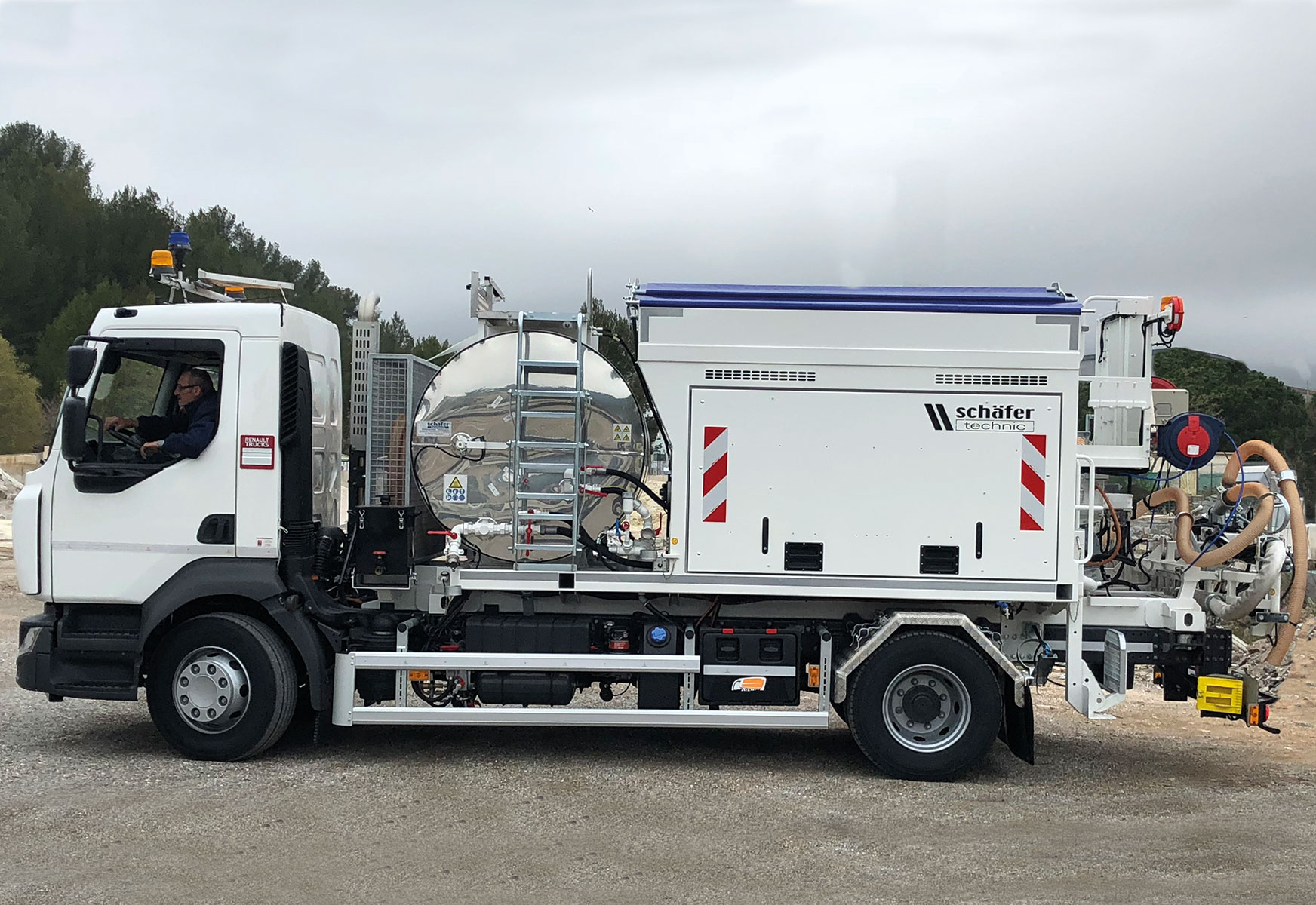 CHEZ-CORNUT-CARROSSERIE-INDUSTRIELLE-travaux-adaptation-vehicule-lent-avanvcement-hydrostatique-goudronneuse