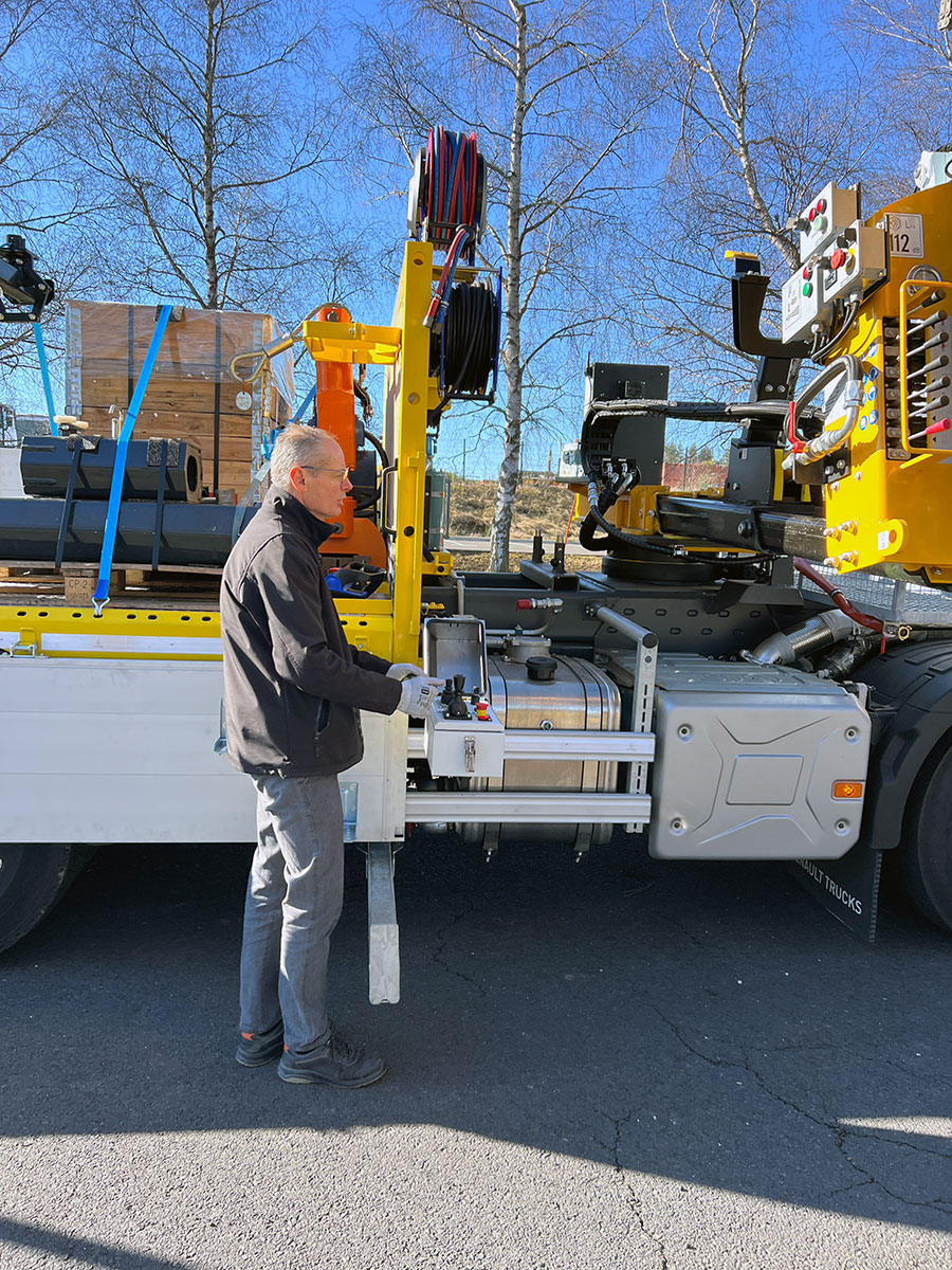 CHEZ-CORNUT-CARROSSERIE-INDUSTRIELLE-travaux-adaptation-vehicule-lent-avanvcement-hydrostatique-poste-de-commande