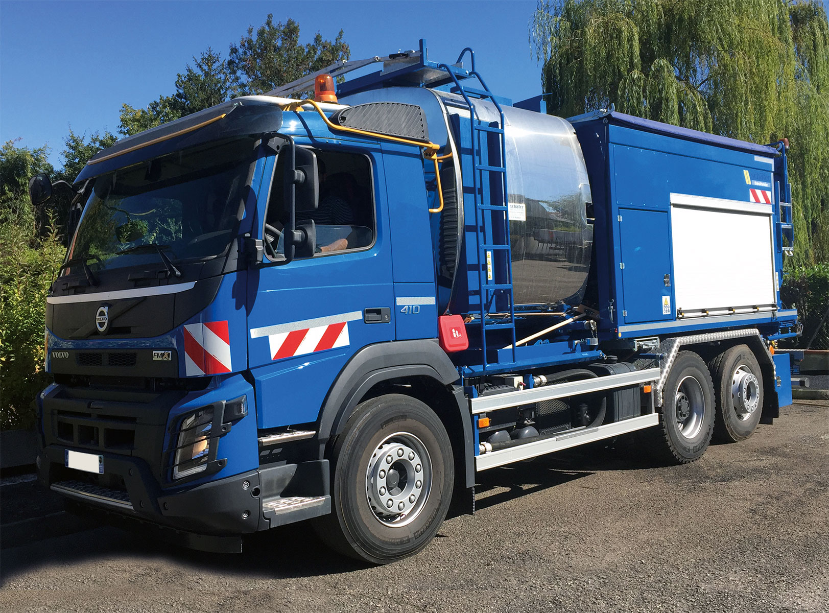 CHEZ-CORNUT-CARROSSERIE-INDUSTRIELLE-travaux-adaptation-vehicule-lent-avanvcement-hydrostatique-vehicule-goudronneuse