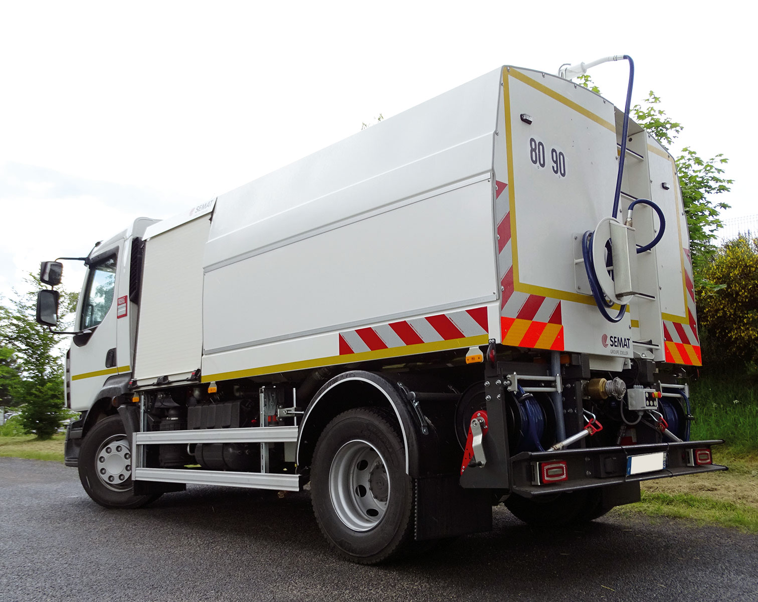 CHEZ-CORNUT-CARROSSERIE-INDUSTRIELLE-travaux-adaptation-vehicule-lent-installation-avancement-hydrostatique-balayeuse