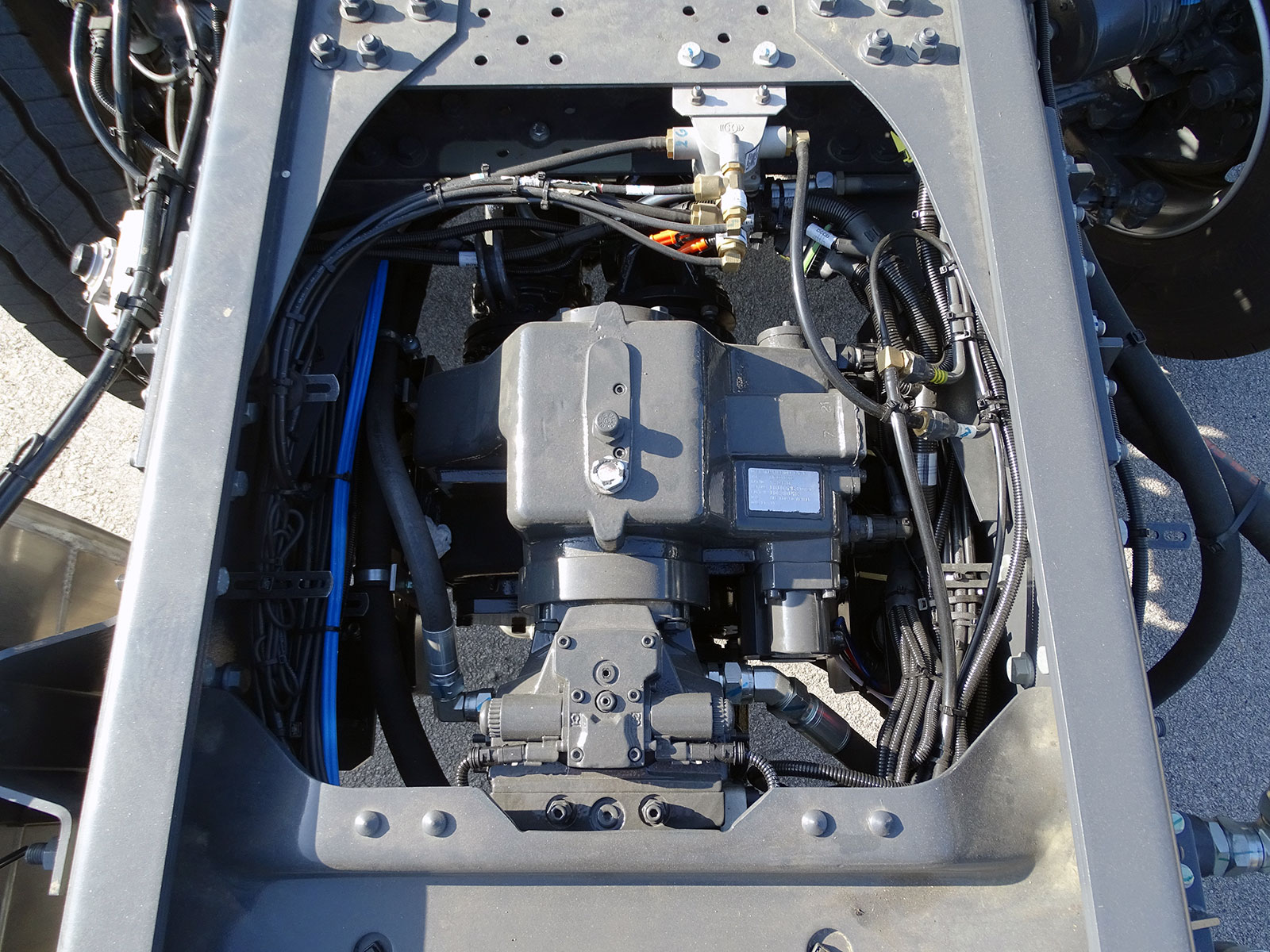 CHEZ-CORNUT-CARROSSERIE-INDUSTRIELLE-travaux-adaptation-vehicule-lent-installation-avanvcement-hydrostatique-equipement-vue-de-dessus